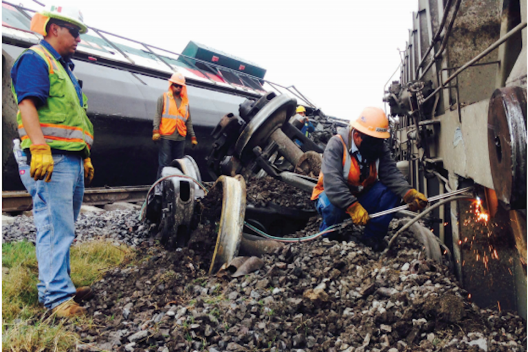 Comienza remoción de vagones descarrilados. Foto: especial