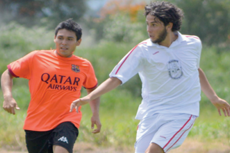 Disputan un excelente partido. Foto: Especial