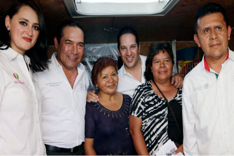 Entregaron certificados y tarjetas LICONSA para migrantes. Foto: Especial