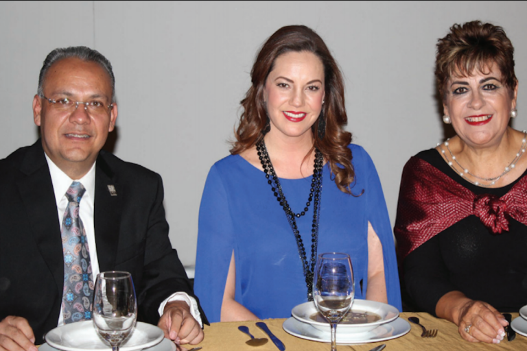 Karina Castro de Domínguez dirigió unas palabras a los adultos mayores. Foto: Especial