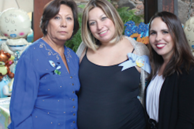 La festejada con las organizadoras. Foto: Especial