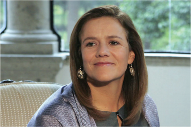 Llama a apoyar a mujeres en la política. Foto: Especial