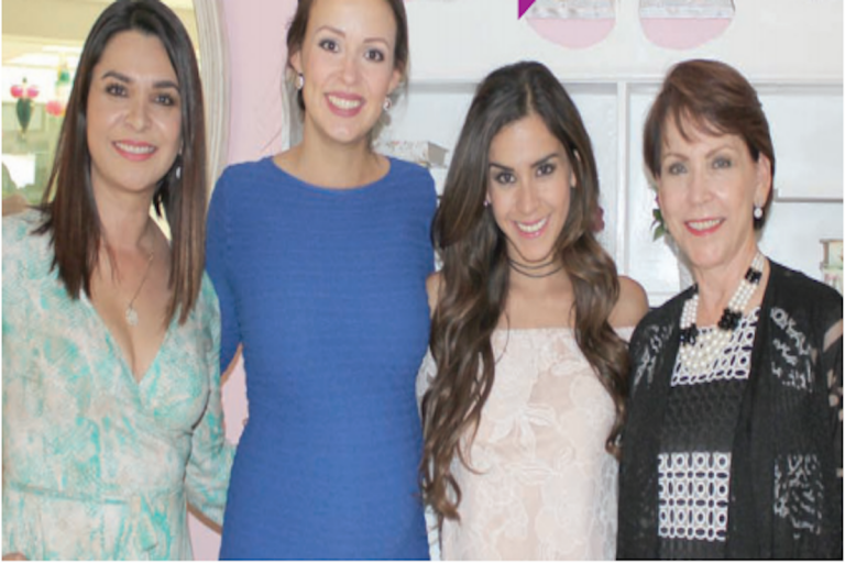 Natalia con las organizadoras. Foto: Especial