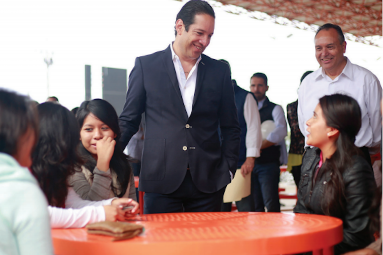 Realiza obras a favor de la educación. Foto: especial