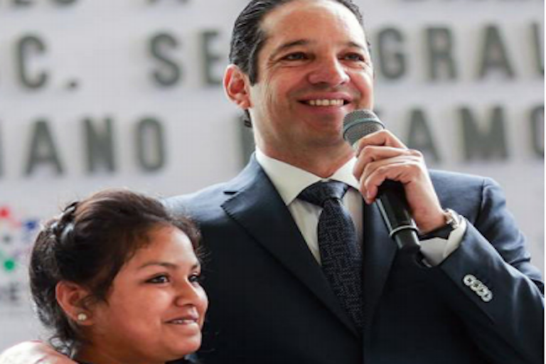 Reitera su compromiso de invertir en educación. Foto: Especial