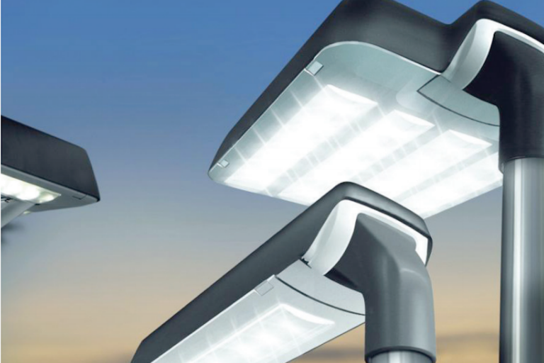 Reparan y renuevan luminarias. Foto: Especial