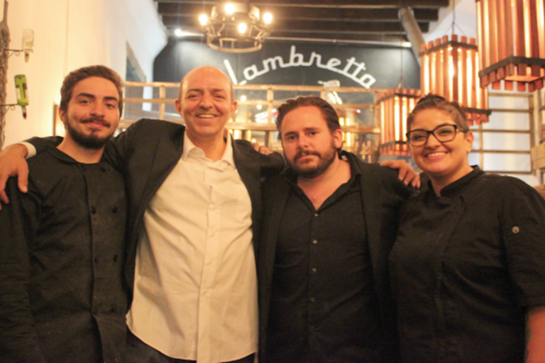 Acudieron a felicitar a emprendedores. Foto: Especial