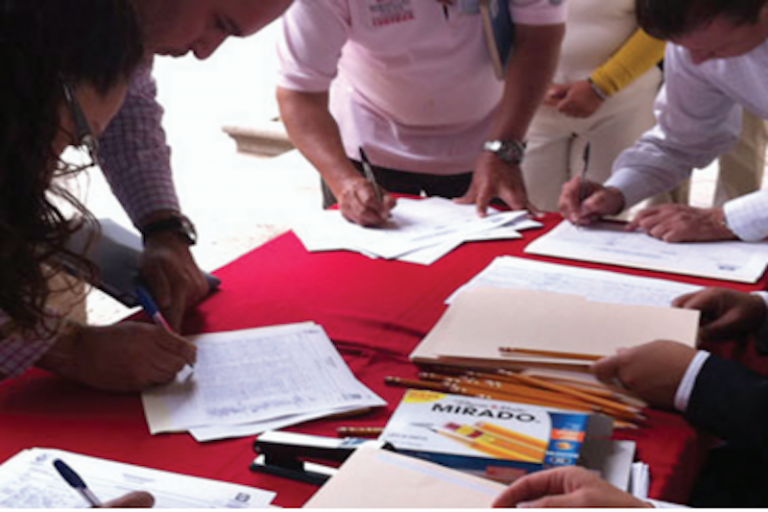 Celebra cumplimiento de declaración de bienes. Foto: Especial