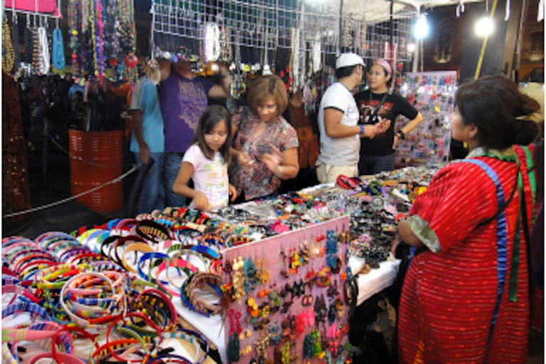 Denuncian comerciantes mala administración. Foto: Especial