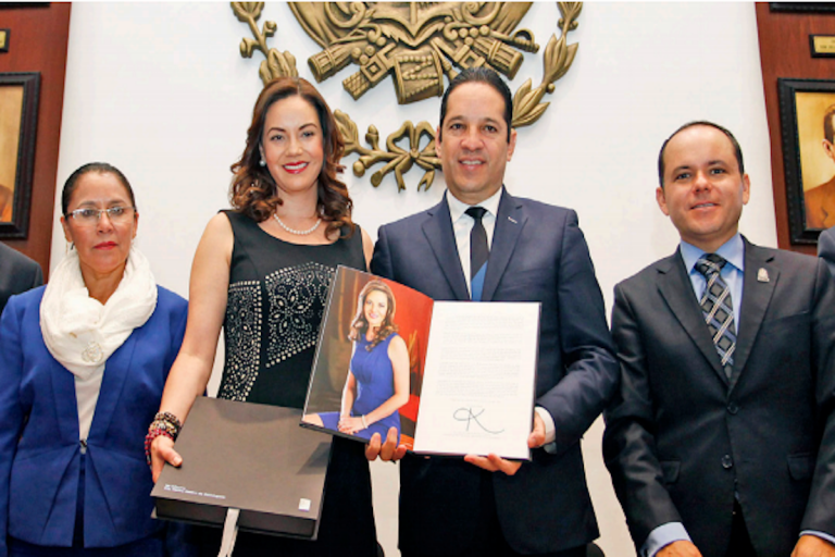 Emotiva entrega de primer informe. Foto: Especial