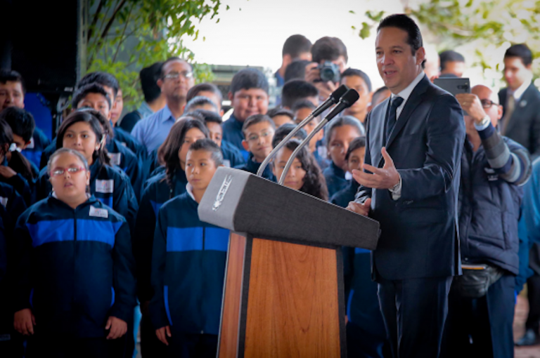 Entrega Pancho obras en beneficio de estudiantes. Foto: Especial