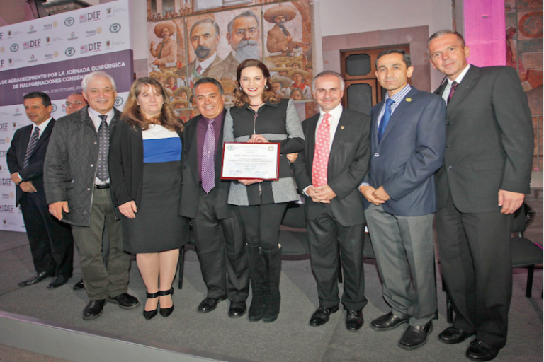 Entrega reconocimientos a los participantes de la Jornada Quirúrgica. Foto: especial