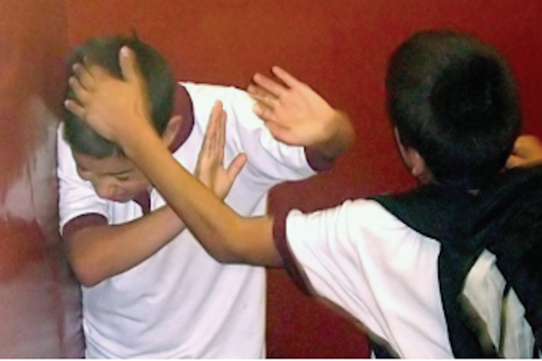 Estudiantes se enfrentan a golpes. Foto: Especial