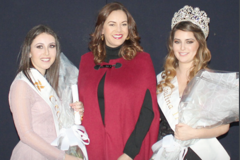 La señora Karina Castro de Domínguez, con la reina electa Cecilia II . Foto: Especial