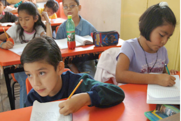 Padres se manifiestan en contra de recorte. Foto: Especial