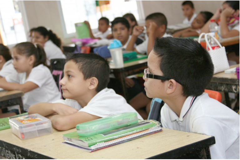 Pagarán vecinos 5 pesos mensuales por botón. Foto: Especial