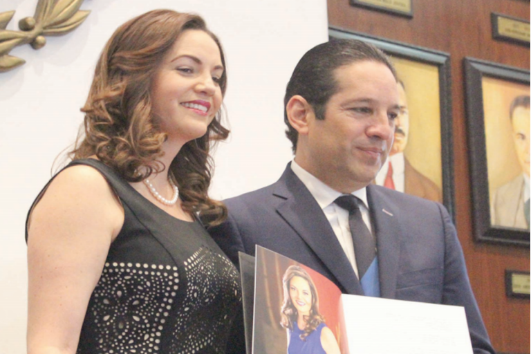 Recibe primer informe de actividades del DIF Estatal. Foto: Especial