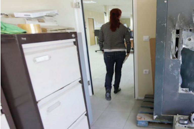 Se les vincula con el robo de una caja de la dependencia. Foto: Especial