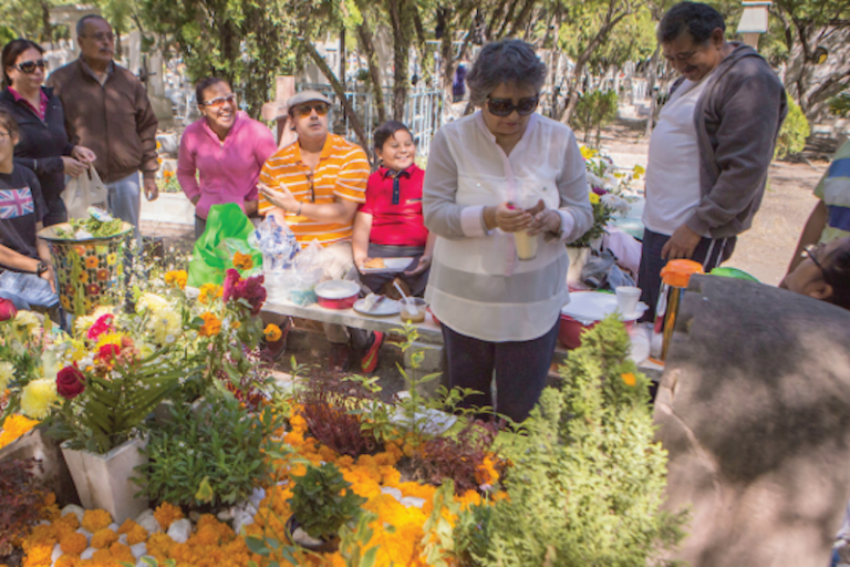 Acuden a rendir culto a sus seres queridos. Foto: Especial