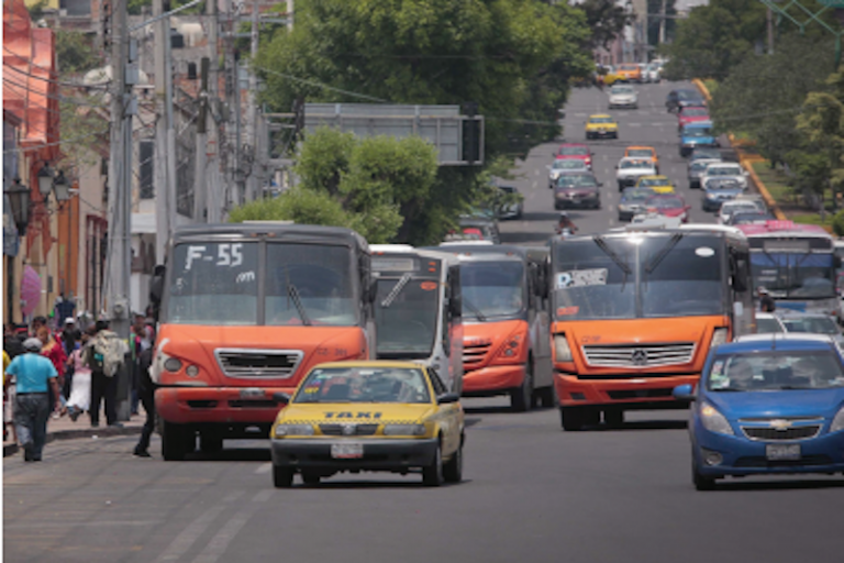 Desecha aumento de costo del transporte. Foto: Especial