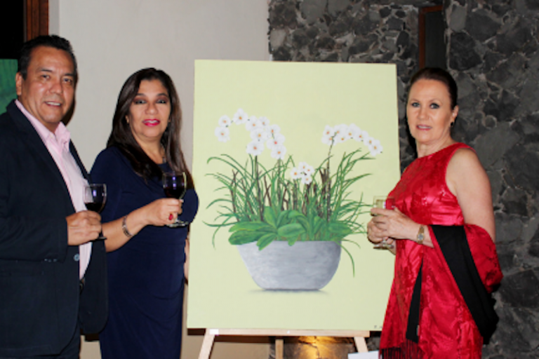 Felicitan a Rocío por su obra. Foto: Especial