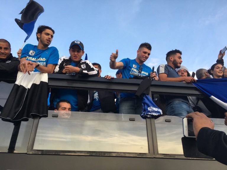 QUERÉTARO FESTEJA COPA MX CON SU GENTE, El campeón de la Copa MX Apertura 2016, Querétaro, recorrió las principales calles y avenidas de la ciudad a borde del “Gallo-bus”, en agradecimiento al apoyo de la afición durante el torneo.