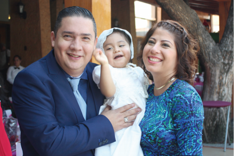 La pequeña Viviane fue bautizada. Foto: Especial