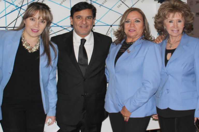 Las damas Azules y el pintor. Foto: Especial