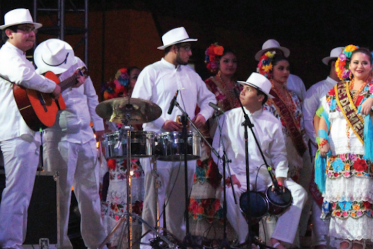 Llenaron de colorido y bailes. Foto: Especial