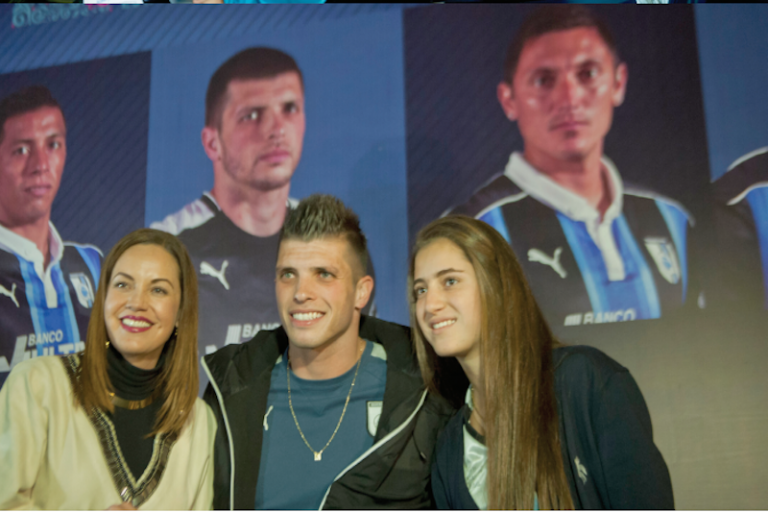 Más de mil aficionados acudieron a la firma. Foto: Especial