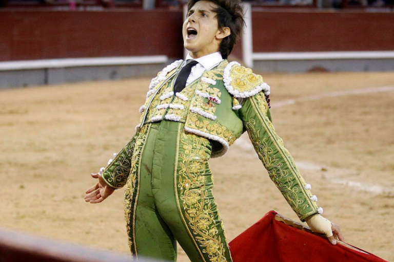 Sale en hombros de Acho. Foto: Especial