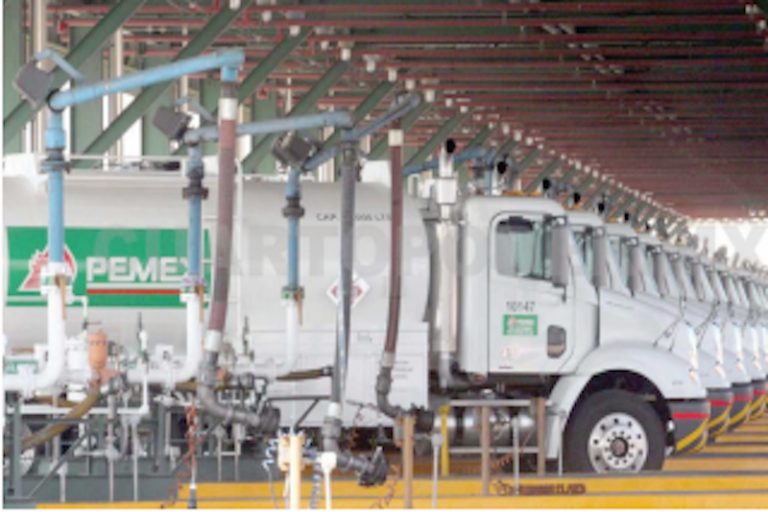 Temen que se prolongue el desabasto de combustible. Foto: Especial