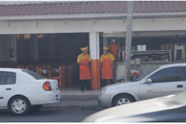 Verifican condiciones de taquería. Foto: Especial