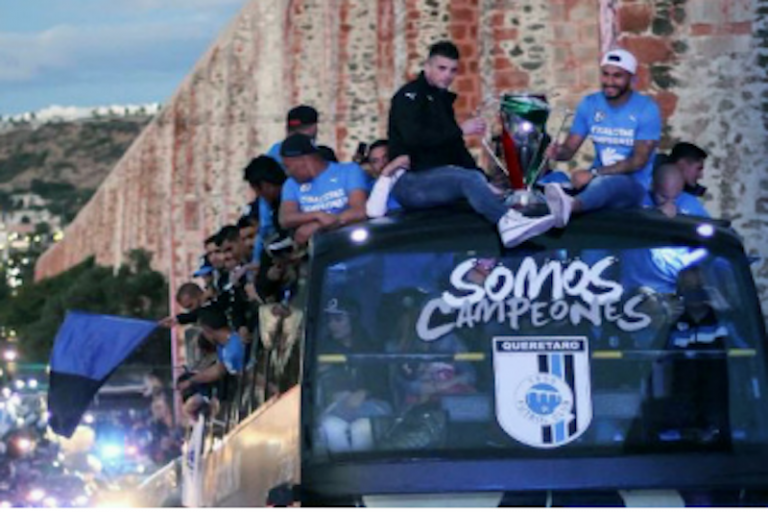 Vitorean a sus héroes. Foto: Especial