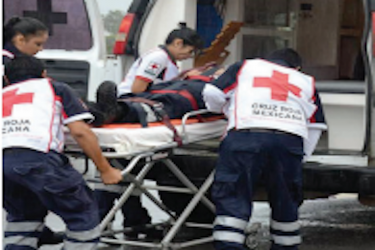 Auxilian a asistentes a la Feria. Foto: Especial