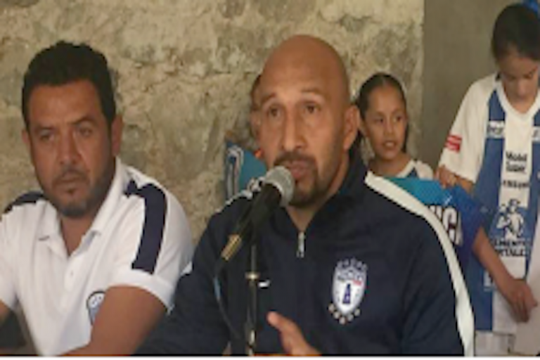 Comparte un poco de lo que le ha dado el futbol. Foto: Especial