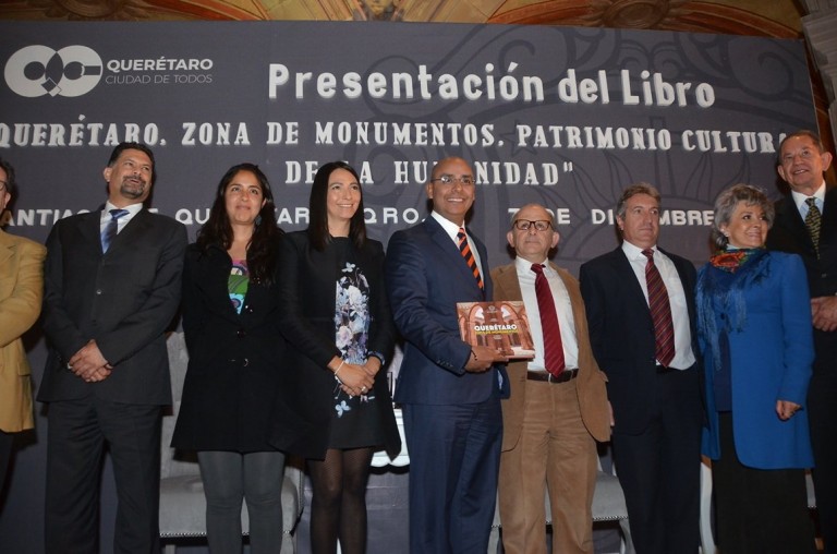 Presentación de libro conmemorativo. Foto:  @MarcosAguilar