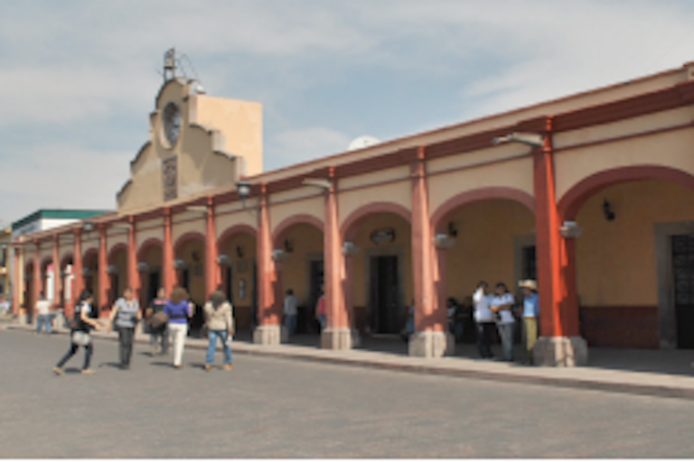 Demandan que hace año y medio se les prometieron servicios. Foto: Especial