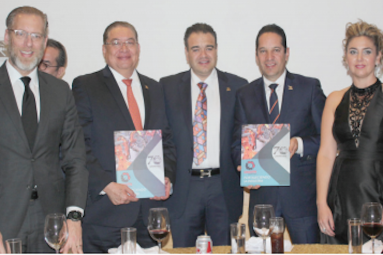 Entregaron al Gobernador un ejemplar del libro. Foto: Especial