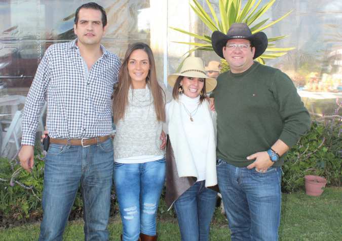 Fueron colmados de felicitaciones por familiares y amigos. Foto: Especial