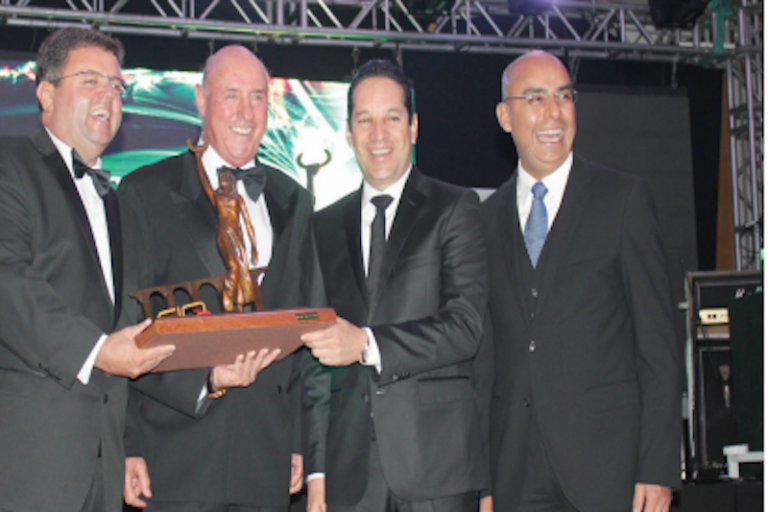 Gobernador y Alcalde llevaron a cabo la entrega del galardón. Foto: Especial