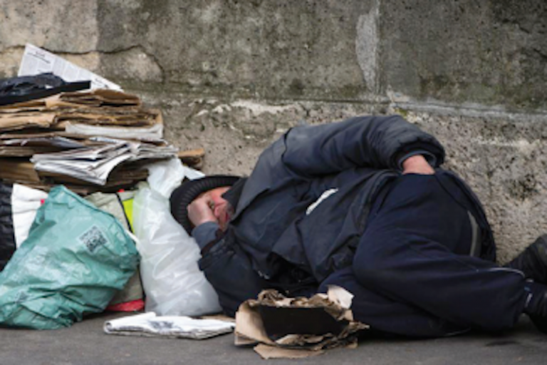 No permiten que pernocten a cielo abierto en esta área. Foto: Especial