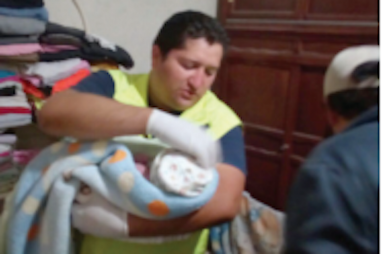 Policías y PC valoraron a la recién nacida. Foto: Especial