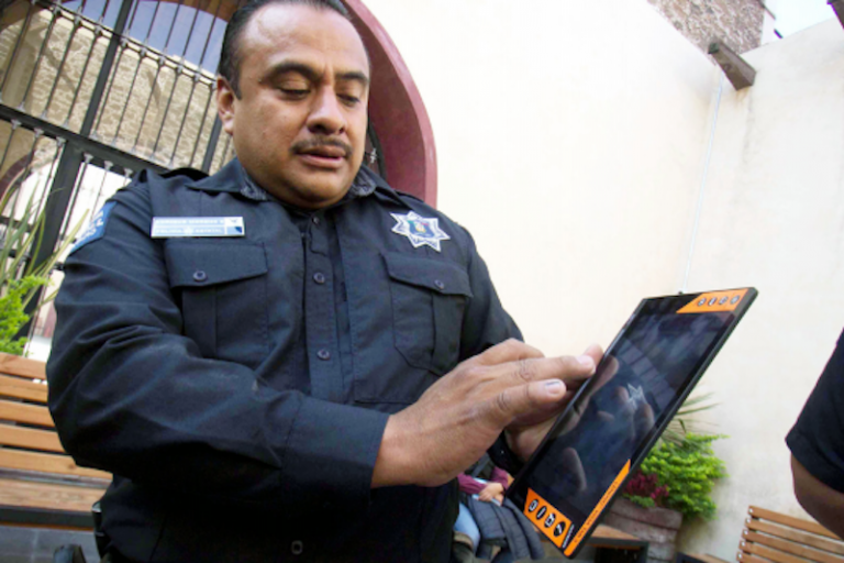 Puden denunciar delitos a través de tabletas. Foto: Especial
