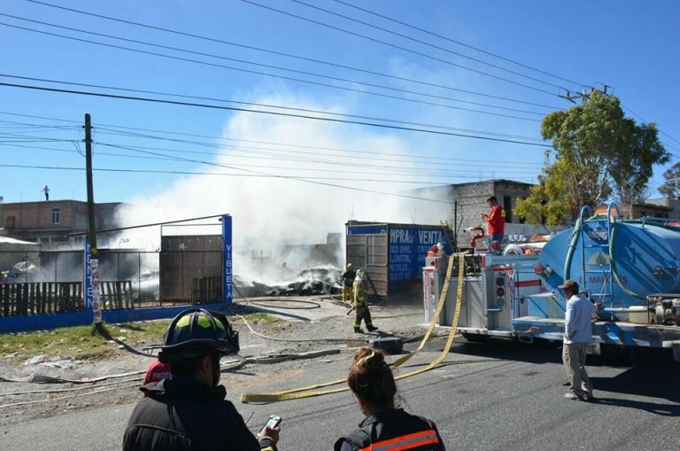 Incendio en recicladora. Foto: Especial