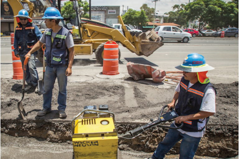 Anuncia inversión en obra y rechaza saqueos. Foto: Especial