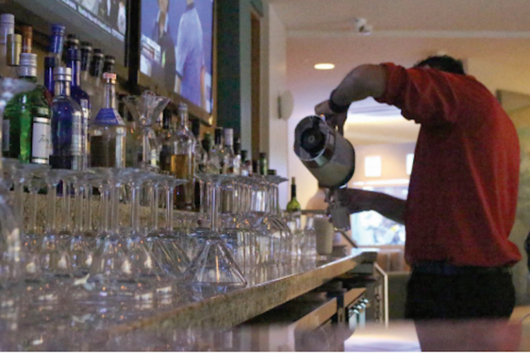 El conflicto comienza por una riña por la cuenta. Foto: Especial