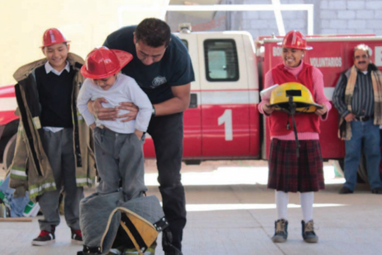Llevan a cabo el programa Bombero por un Día. Foto: Especial