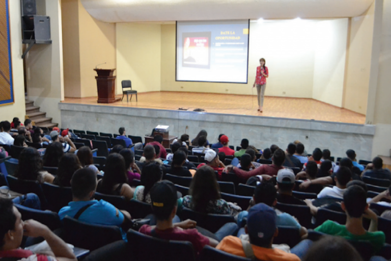 Llevan a estudiantes Modelo Cosmos. Foto: Especial