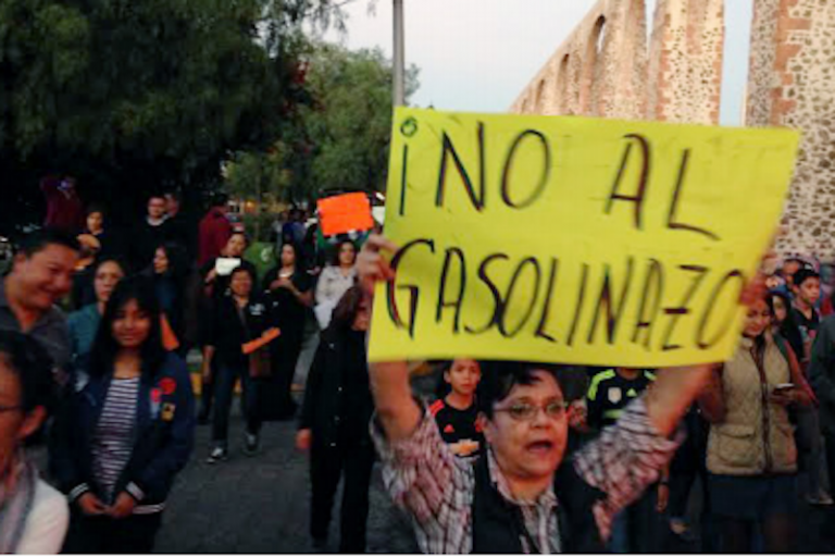 Más de 200 personas protestaron contra el aumento. Foto: Especial